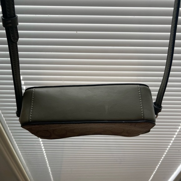 Brown leather signature Coach crossbody with arm green detail - Picture 9 of 9